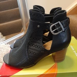 Wear Ever Sasha heeled sandles. Size 8. Black uppe